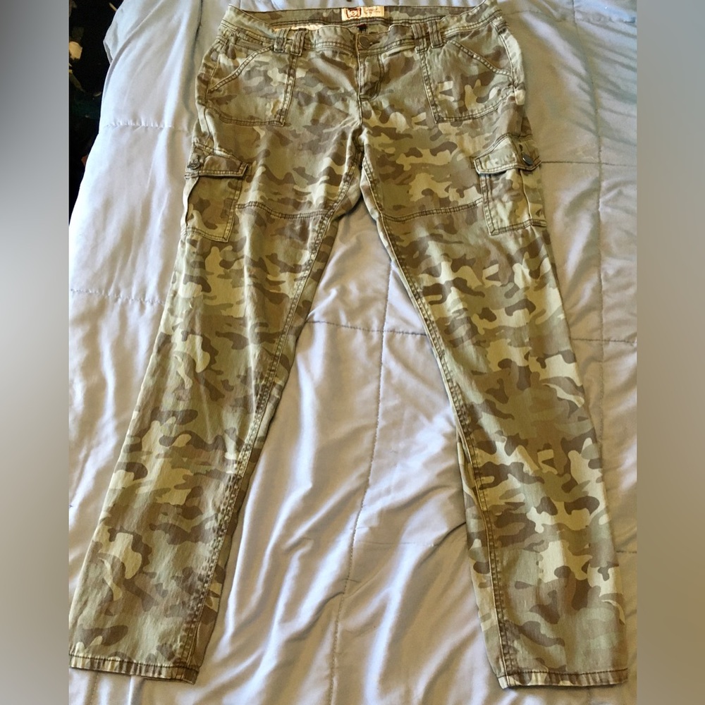 l.e.i. Ashley Low Rise Skinny Camo Cargo Pants 17